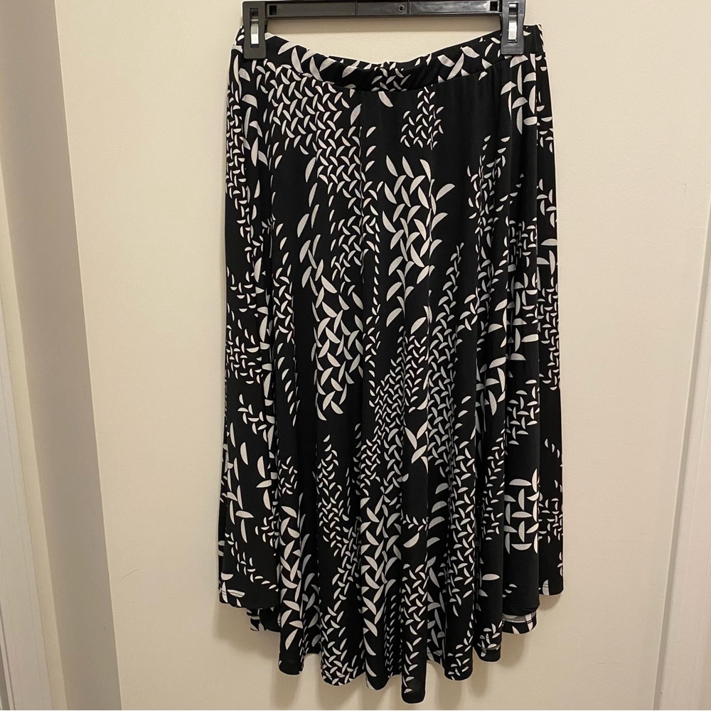 Black and White Print w/ Jagged Edge Size Medium Bobeau Skirt